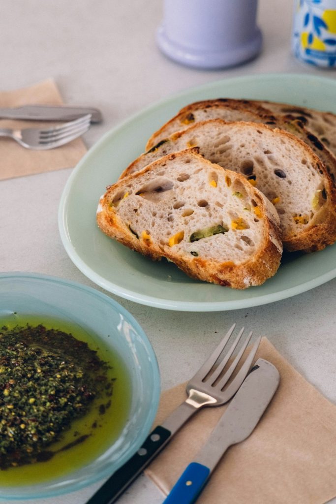 sliced-bread-with-olive-oil-and-herbs-8bbtsca3ha